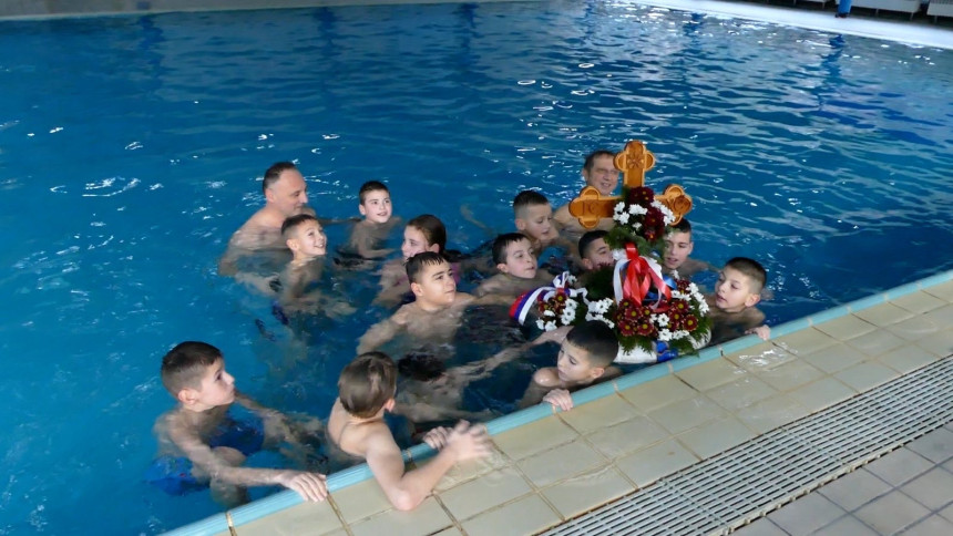Članovi "Bambi soko" plivali u bazenu za krst