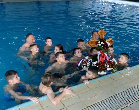 Članovi "Bambi soko" plivali u bazenu za krst