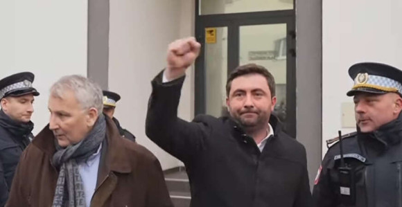 Топић: Власт глумећи имитира правну државу