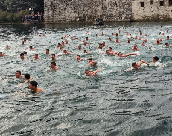 Plivanje za časni krst širom Republike Srpske (FOTO)
