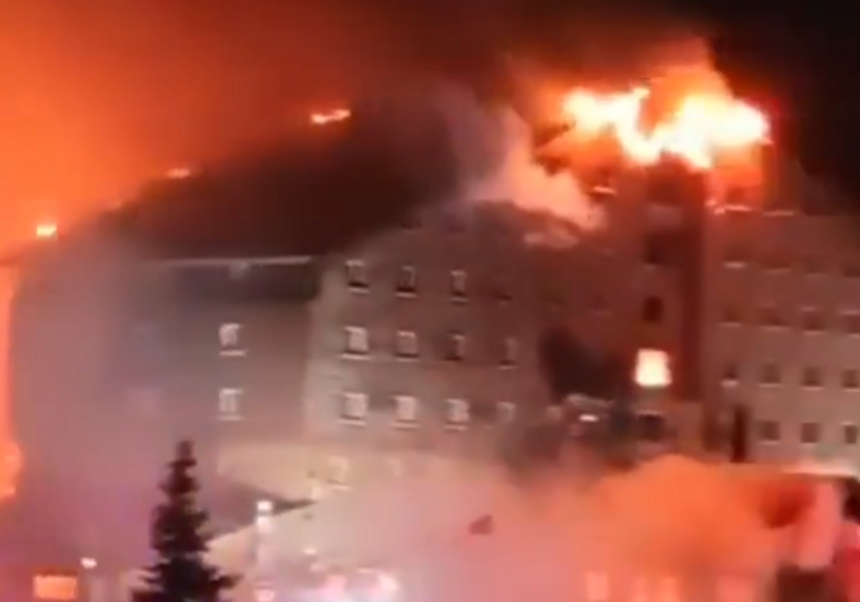 Ljudi se spuštaju niz čaršafe dok hotel bukti (VIDEO)