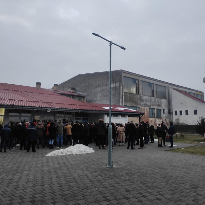 Protest roditelja u Ugljeviku: Djeca ne idu u hladne učionice