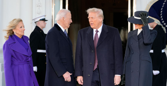 Познато шта пише у писму које је Бајден оставио Трампу