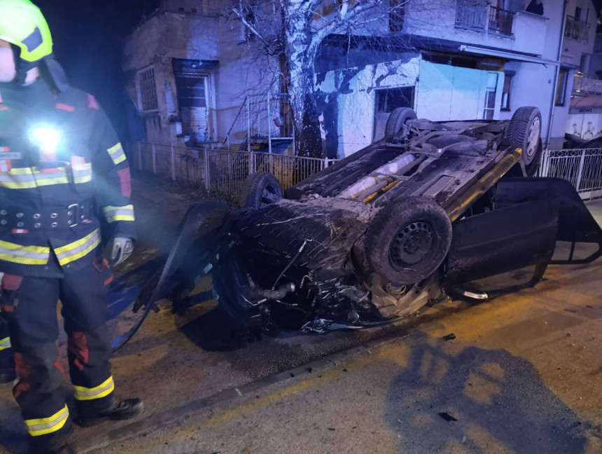 Teška nezgoda u Banjaluci: Vozilo na krovu