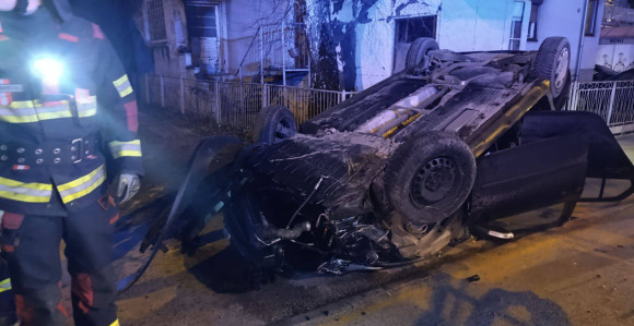 Teška nezgoda u Banjaluci: Vozilo na krovu