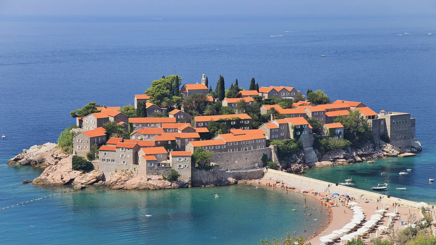 Obrušilo se brdo na Svetom Stefanu, palo više tona