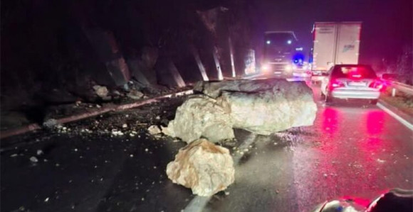 Ogromne stijene pale na magistralni put kod Mostara