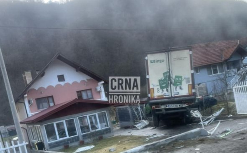 Kamion uletio u dvorište kuće, dvije osobe povrijeđene