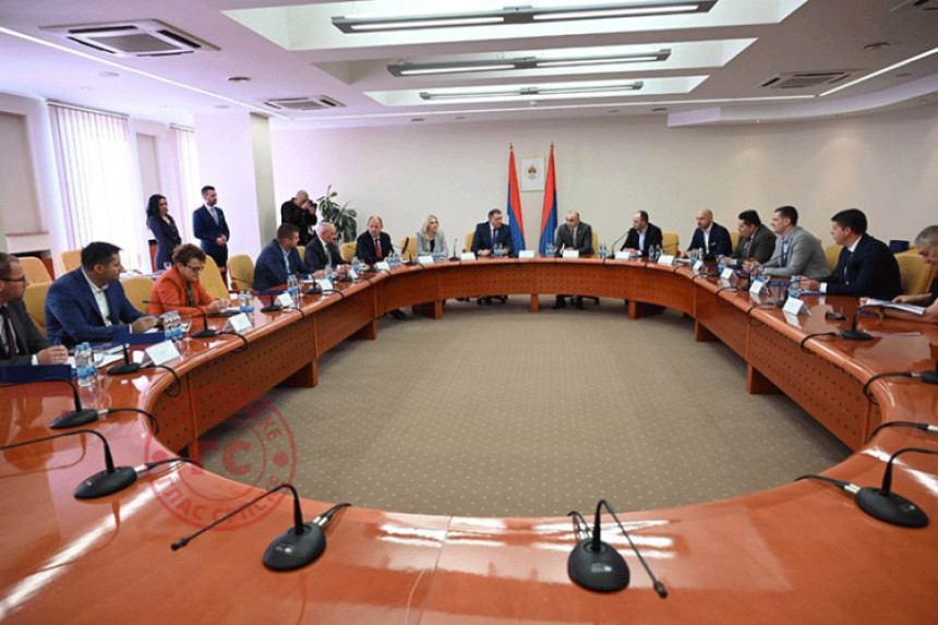 Funkcioneri SNSD-a i njihovi partneri mjera za patriotizam i poštenje?!