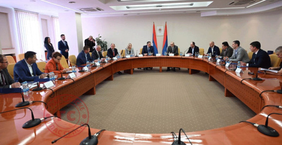 Funkcioneri SNSD-a i njihovi partneri mjera za patriotizam i poštenje?!