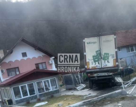 Kamion uletio u dvorište kuće, dvije osobe povrijeđene