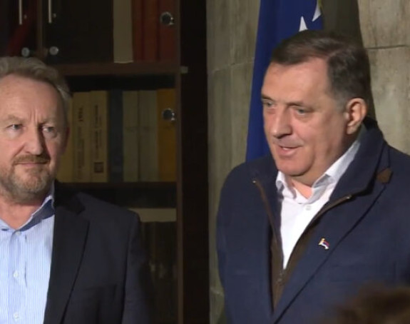 СНСД купује играчке и моли Бакира да их у кризи спаси!