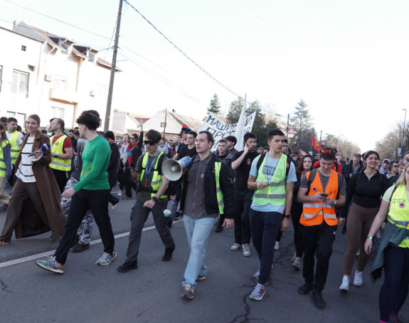 Studenti u blokadi koji idu pješke u NS stigli u Inđiju