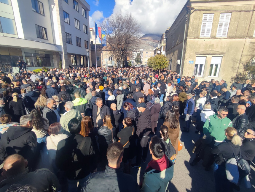 Требињци стали уз породицу претученог малољетника - На протесту неколико хиљада људи