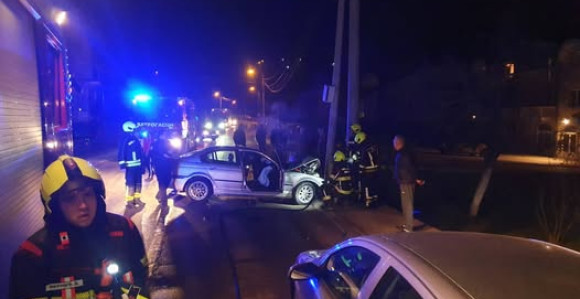 Banjaluka: Autom udario u betonsku banderu FOTO