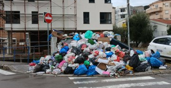 Tone smeća i dalje na ulicama poznatog ljetovališta (FOTO)