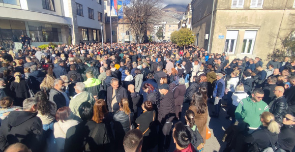 Требињци стали уз породицу претученог малољетника - На протесту неколико хиљада људи