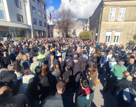 Trebinjci stali uz porodicu pretučenog maloljetnika - Na protestu nekoliko hiljada ljudi 