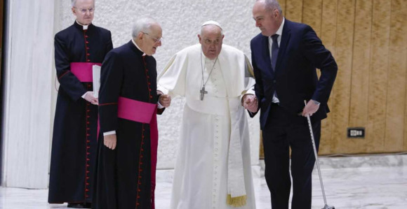 Ups... Papi pukao štap, kako su mu pritekli u pomoć?