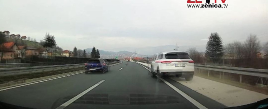 Opasna situacija: Trkali se na auto-putu u BiH (VIDEO)