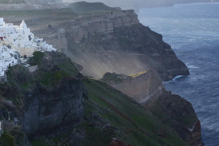 Santorini napustilo 11.000 ljudi zbog zemljotresa