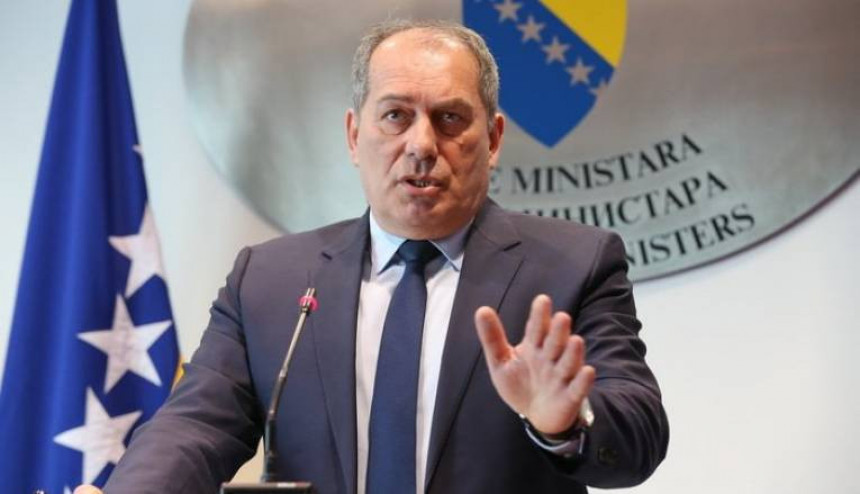 "Dva maskirana lica su me fizički napali, oborili na zemlju i udarali rukama i nogama"