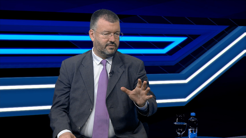 Проф. Антић, бивши вођа студентских протеста и вјечити критичар власти, тврди да ово што студенти раде није демократија већ анархија