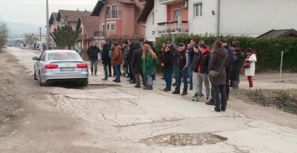 Protest mještana u Doboju: Rupe u ulici su kao krateri