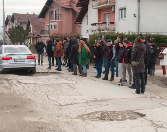 Protest mještana u Doboju: Rupe u ulici su kao krateri