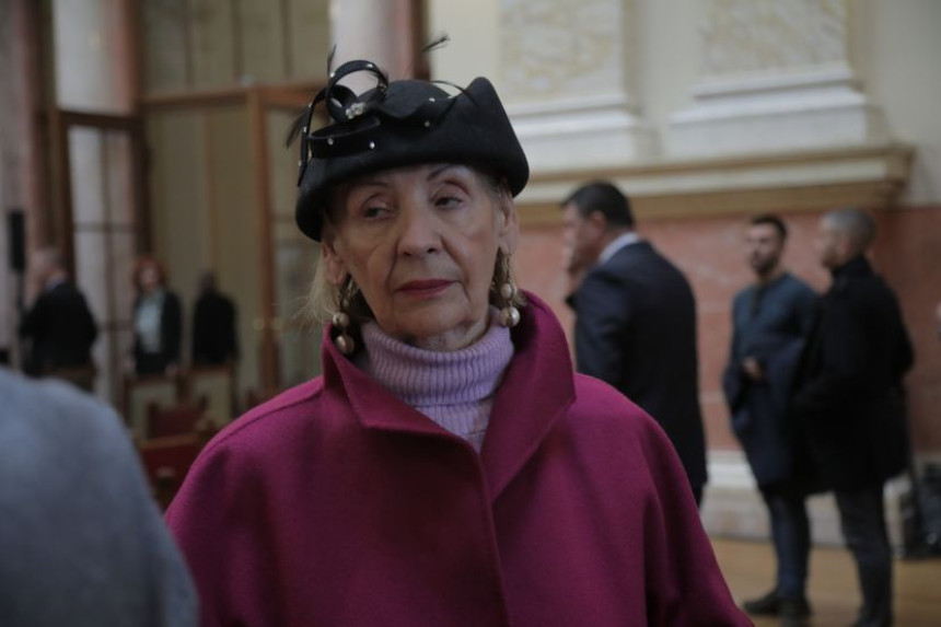 Lepa Lukić u 85. našla dečka: Ne trčimo mi u krevet!