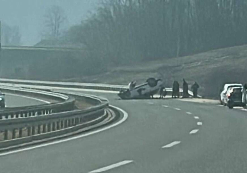 Аутомобил завршио на крову, двије особе повријеђене