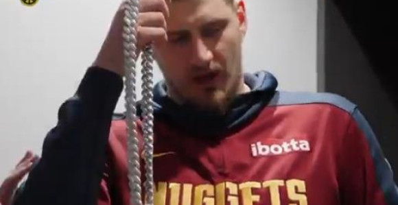Hit reakcija Jokića nakon nagrade koju je dobio (VIDEO)