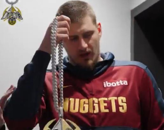 Hit reakcija Jokića nakon nagrade koju je dobio (VIDEO)