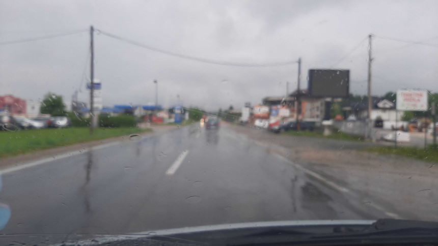 Kolovozi mokri i klizavi, snijeg u nekim krajevima