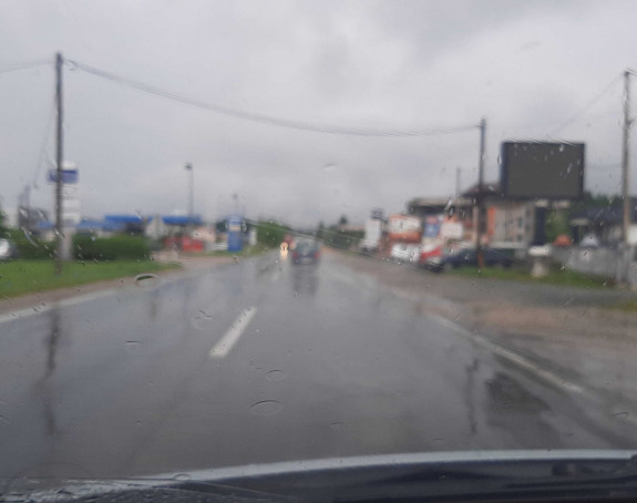 Kolovozi mokri i klizavi, snijeg u nekim krajevima