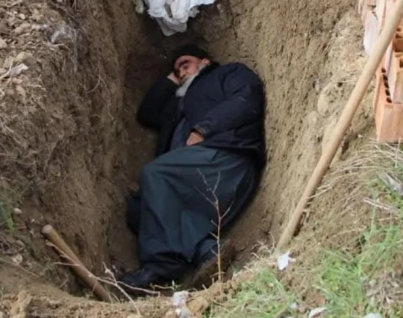 Turčin iskopao sam sebi grob i spava u njemu! (VIDEO)