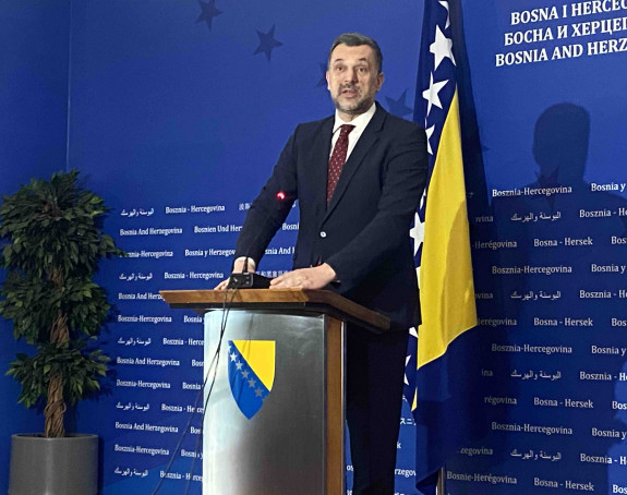 Боље да се Савјет министара распадне због СНСД-а