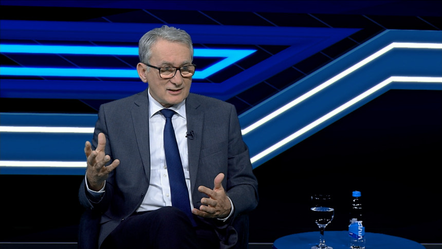 Pojedinci se bahate uzimajući narodni novac iz budžeta