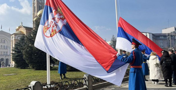 Два јарбола са заставама Републике Српске и Србије постављена су у близини Палате Српске