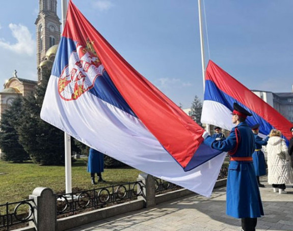 Dva jarbola sa zastavama Republike Srpske i Srbije postavljena su u blizini Palate Srpske