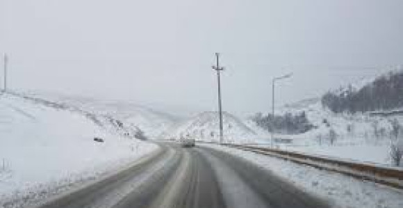 Коловози клизави, снијег отежава саобраћај