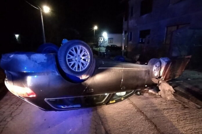 Prijedor: Auto sletilo s ceste i završilo na krovu