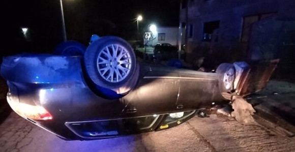 Prijedor: Auto sletilo s ceste i završilo na krovu