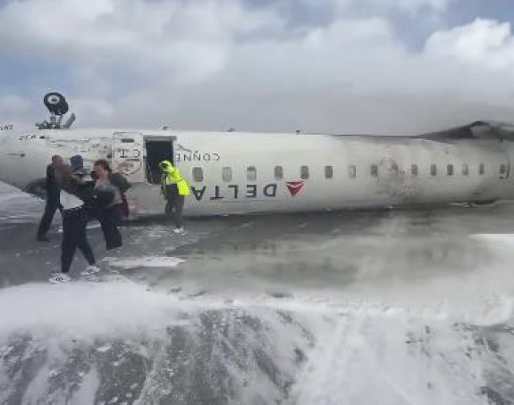 Avion se srušio na pistu naopačke, ljudi u panici (VIDEO)