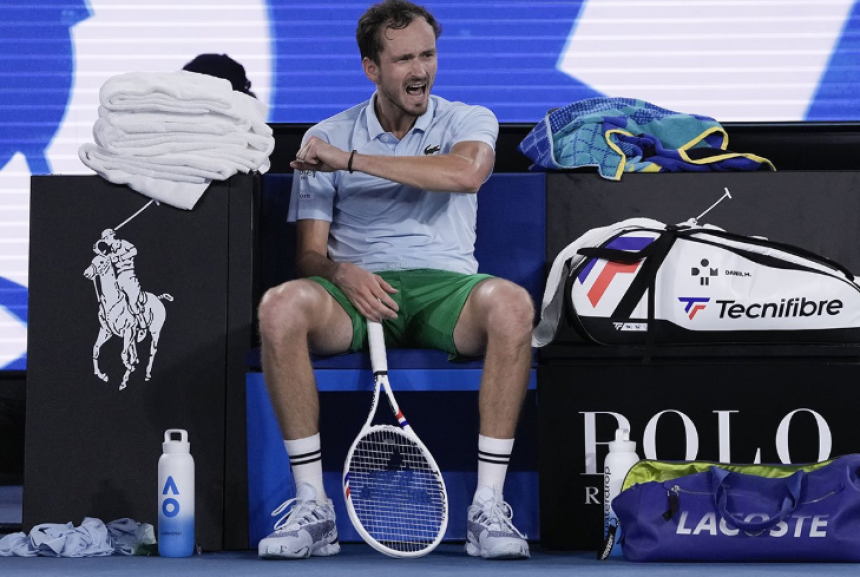 Medvedev predao meč, nije ni pružio ruku rivalu (VIDEO)