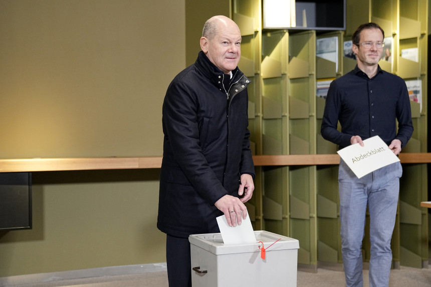 Ovako se kancelar Šolc opustio prije glasanja (FOTO)