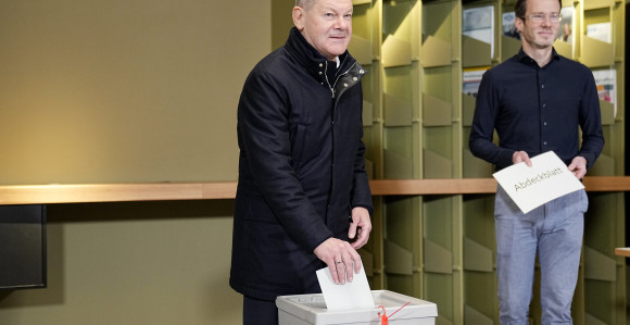 Ovako se kancelar Šolc opustio prije glasanja (FOTO)