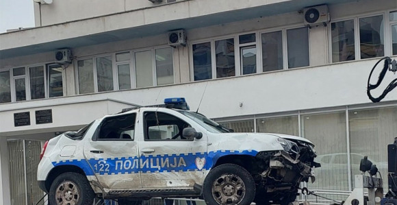 Пуцао на полицију, украо им службено возило па слетио с пута