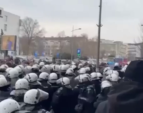 Novi Sad: Izabran gradonačelnik, neredi ispred Skupštine