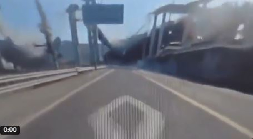 Појавио се снимак: Урушио се мост, има мртвих и несталих
